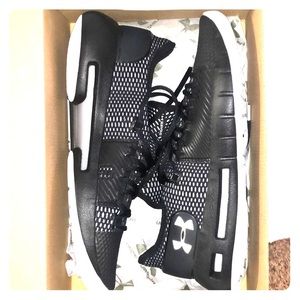 UA Hovr Havoc low Basketball shoe